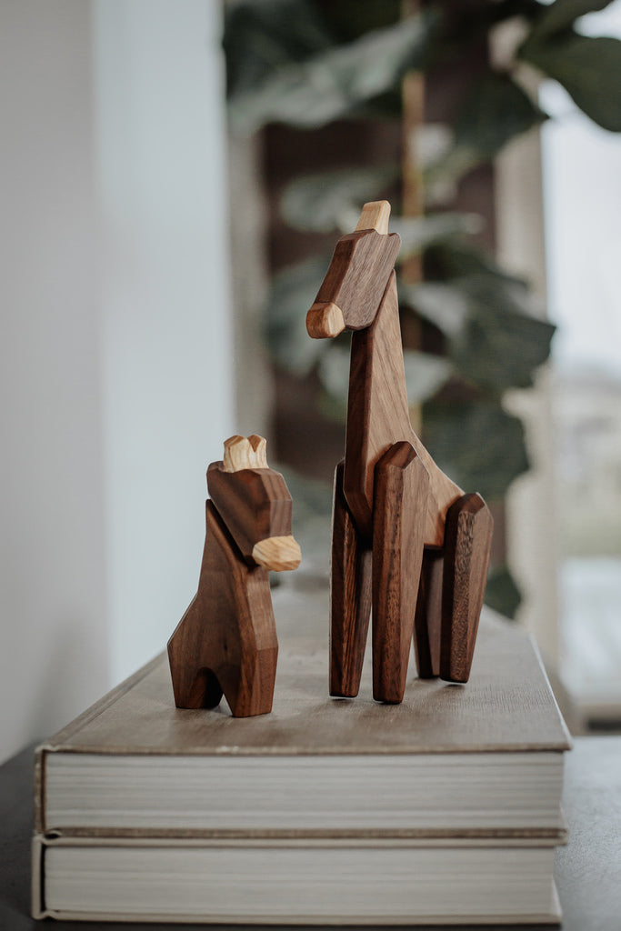 
                  
                    Den lille giraf og den store giraf
                  
                